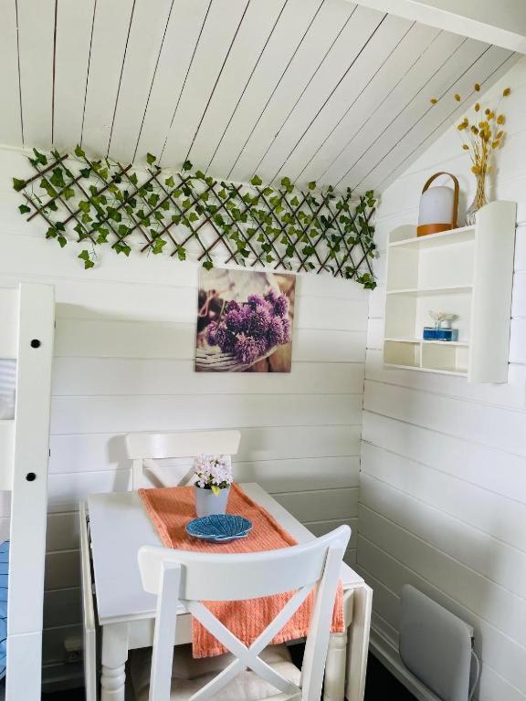 Nice Apartment With1 Bedroom Separate Living Room With A Sofa Bed And A Tiny Kitchen A Bathroom Located In Nordstrand Near By The Sea For 3 Guests With A Garden And Grill 5 Extra Guests With Extra Cost In The Cabin With Sea View Just Outside The Apar Oslo Extérieur photo